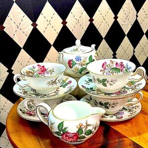 Wedgwood Bone China “Charnwood” 10-Piece Tea Set – England – Vintage Elegance